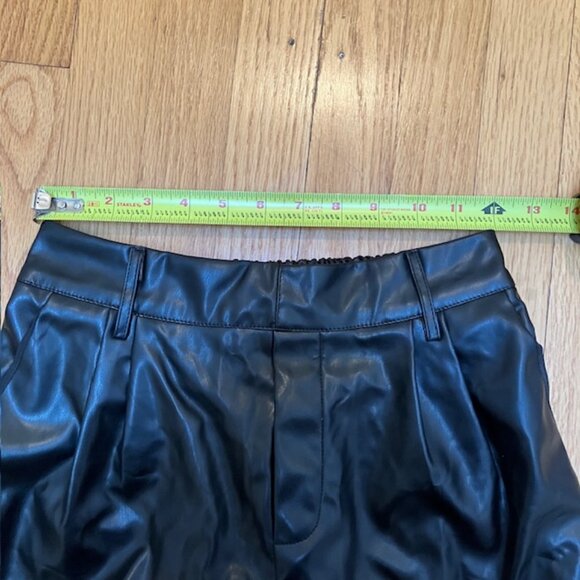 NWT Faux Leather high waisted Black pleated shorts size S - Picture 4 of 7
